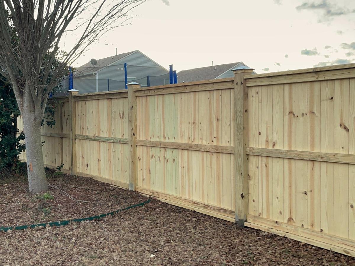 cap-and-trim-fence-commercial