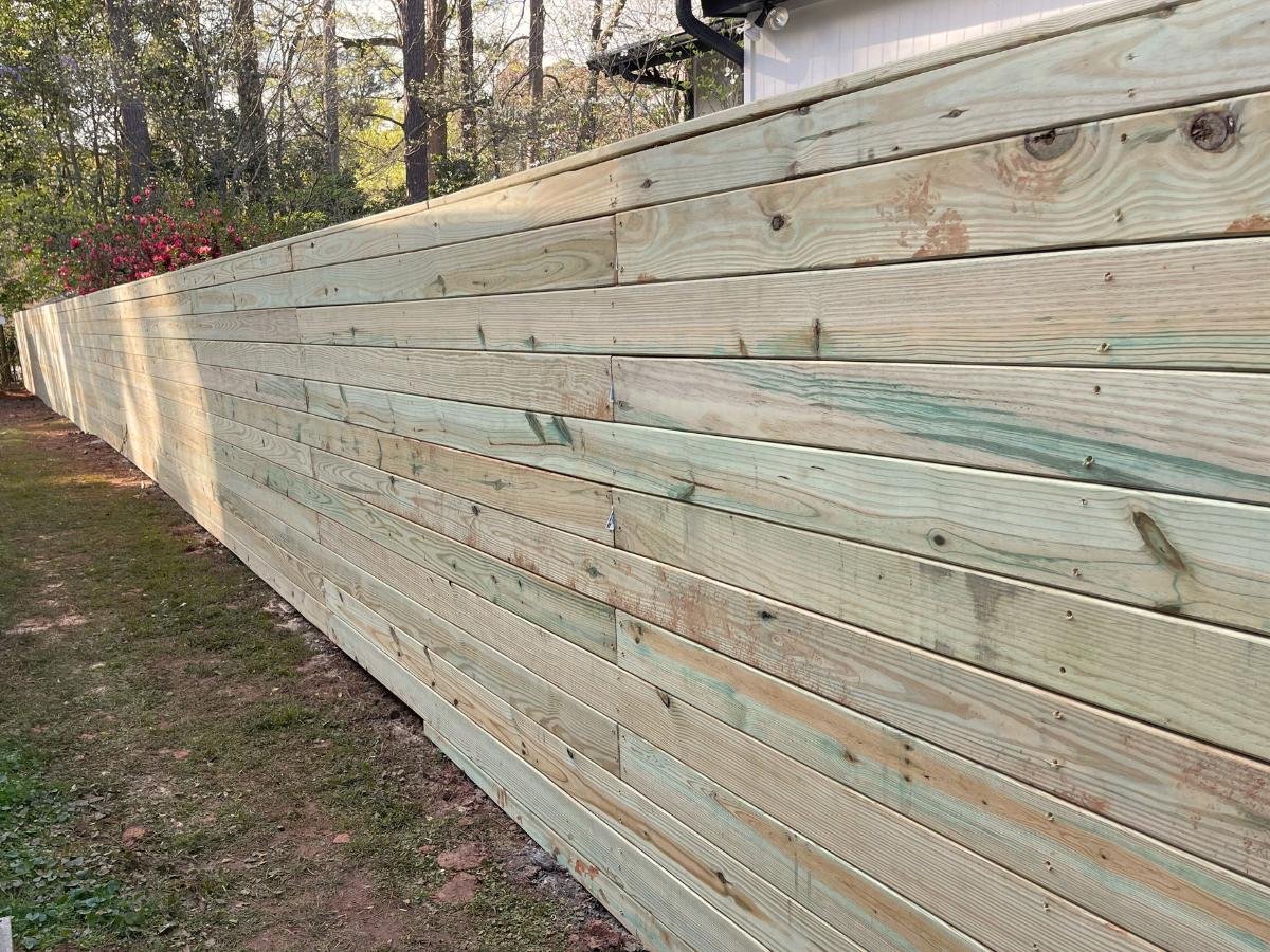 Horizontal-wood-fence-installed-in-garner